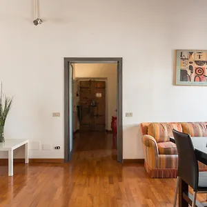 navona-theatre-apartment-near-piazza-navona.it-romehotels.com/